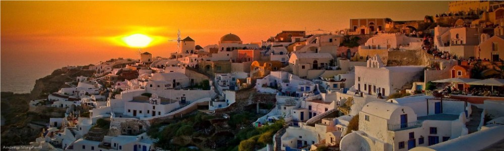 Reveal the mistery of the sunset in Oia!